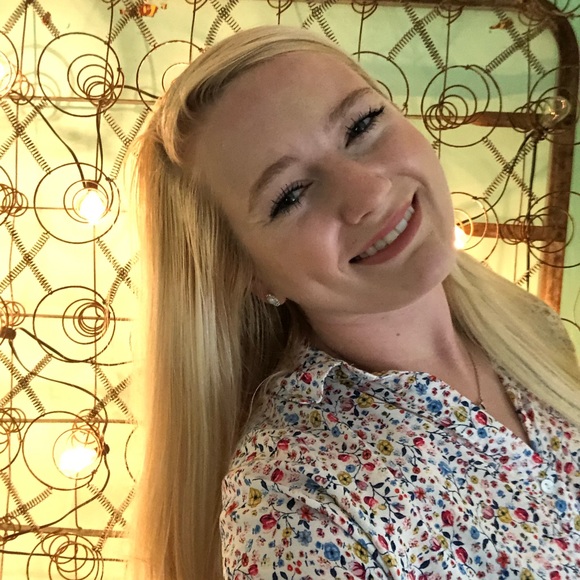 Meet your Posher, Selena - Picture 2 of 8